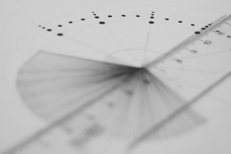 Tapeta graficzna luty 2019. Zdjęcie zbliżenie na rysunek geometryczny, abstrakcyjny w kształcie koła.